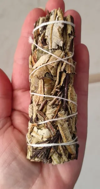 Atado de hierbas y flores secas