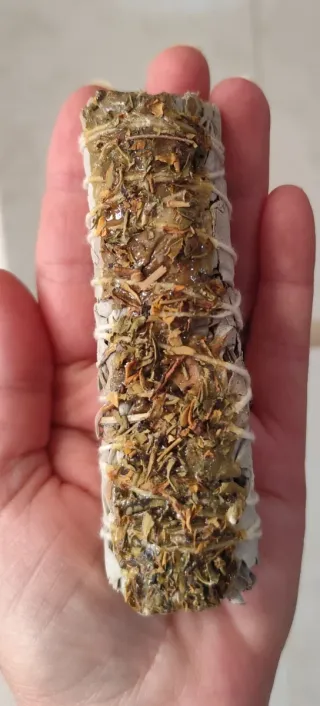 Atado de hierbas y flores secas