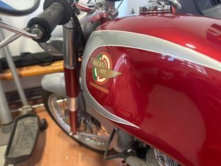 Ducati Clásica Roja y Plata