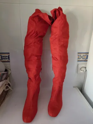 Botas altas de chica N°38 de Stradivarius.