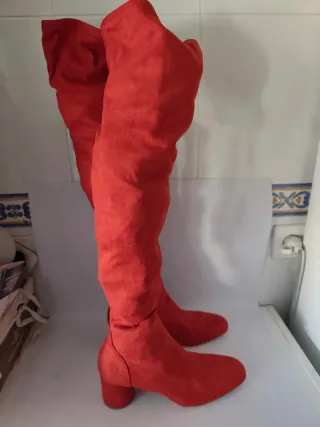 Botas altas de chica N°38 de Stradivarius.