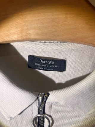 Polo Bershka bianco con zip e righe