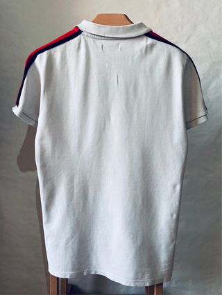 Polo Bershka bianco con zip e righe