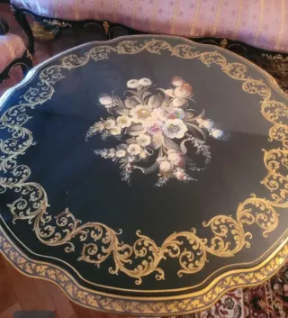 Mesa redonda lacada y dorada. Pintura manual .