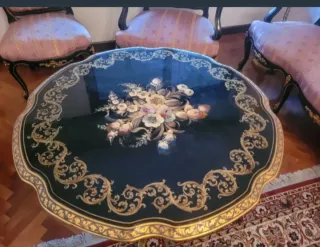 Mesa redonda lacada y dorada. Pintura manual .