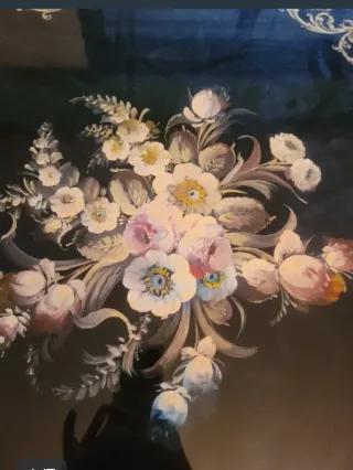 Mesa redonda lacada y dorada. Pintura manual .