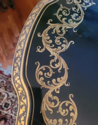 Mesa redonda lacada y dorada. Pintura manual .