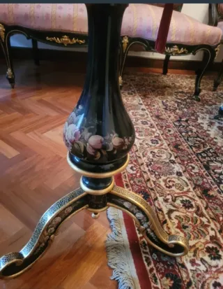 Mesa redonda lacada y dorada. Pintura manual .