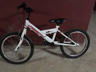 Bicicletas ..la blanca 18” y la naranja 16”