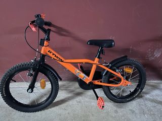 Bicicletas ..la blanca 18” y la naranja 16”