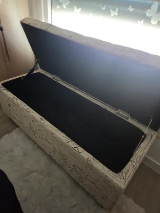 Baúl de almacenaje con estampado de letras