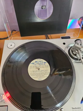 Armin van Buuren feat. Nadia Ali - Who Is Watching