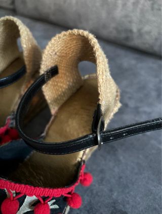 Alpargatas Macarena con borlas rojas