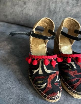 Alpargatas Macarena con borlas rojas