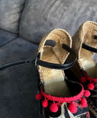 Alpargatas Macarena con borlas rojas