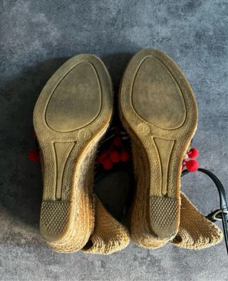 Alpargatas Macarena con borlas rojas