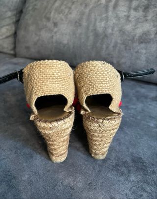 Alpargatas Macarena con borlas rojas