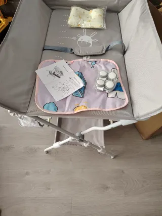 Cambiador de bebé plegable nuevo en sú caja