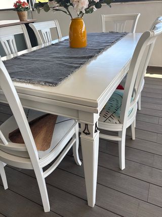 Mesa y 6 sillas de comedor blancas