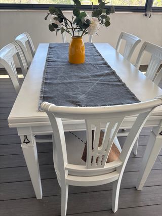 Mesa y 6 sillas de comedor blancas