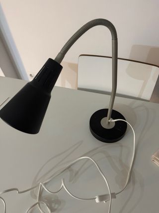 Lámpara de escritorio negra y plateada