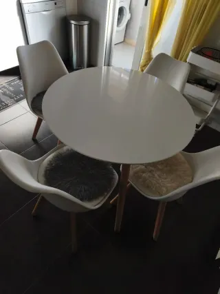 Mesa redonda blanca y 4 sillas
