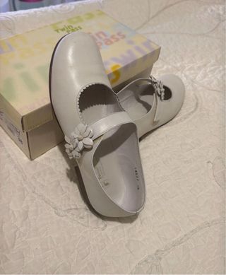 Zapatos de vestir blancos con flor