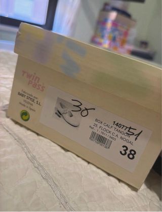 Zapatos de vestir blancos con flor