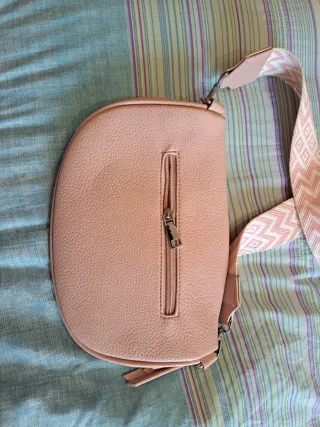 Bandolera rosa con correa estampada