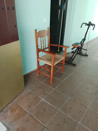 Silla de madera con asiento de esparto
