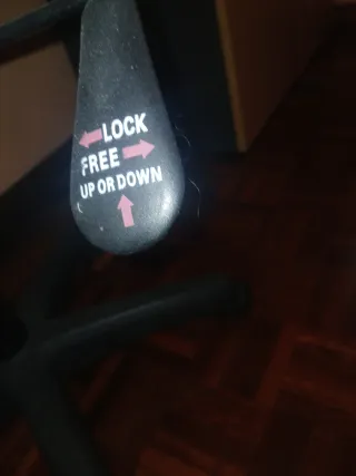 Silla d escritorio negra, piel sintética. No envío