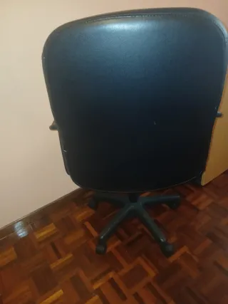 Silla d escritorio negra, piel sintética. No envío