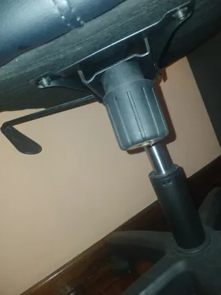 Silla d escritorio negra, piel sintética. No envío