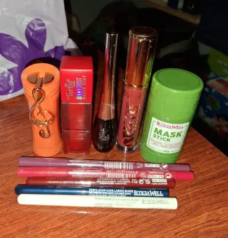 Lote Maquillaje: Labiales, Delineador y Mascarilla