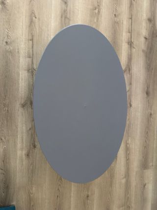 Mesa de centro ovalada gris y blanca.