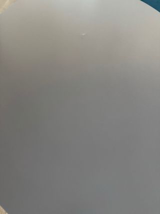 Mesa de centro ovalada gris y blanca.