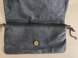 Bolso de mano negro con flor