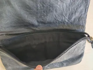 Bolso de mano negro con flor