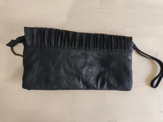 Bolso de mano negro con flor