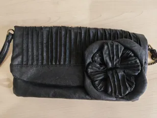 Bolso de mano negro con flor