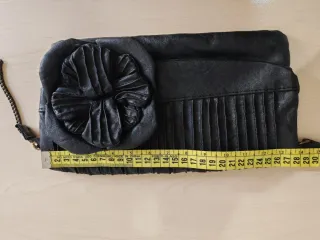 Bolso de mano negro con flor