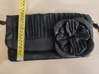 Bolso de mano negro con flor