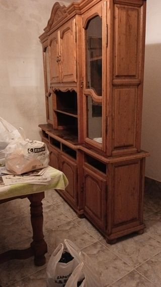 Mueble de salón de madera y cristal