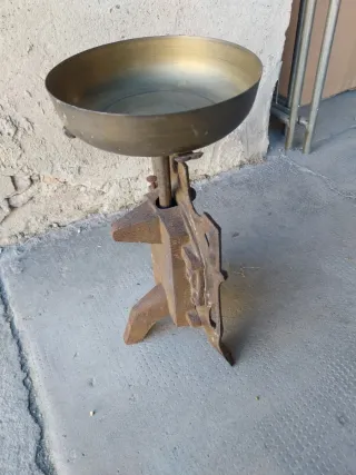 Antica bilancia in ghisa e ottone