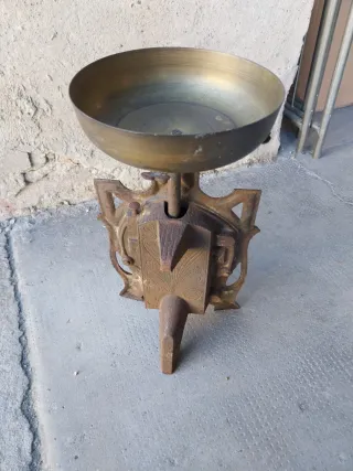 Antica bilancia in ghisa e ottone