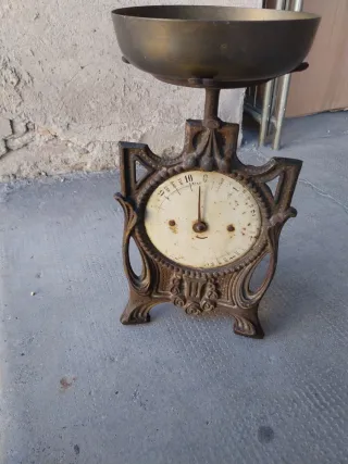 Antica bilancia in ghisa e ottone