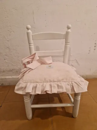 Silla infantil madera con cojín rosa