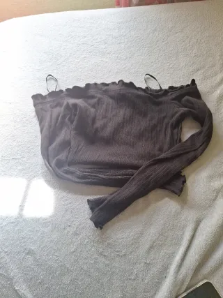 Top negro escotado con volantes