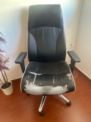 Silla de oficina negra y blanca