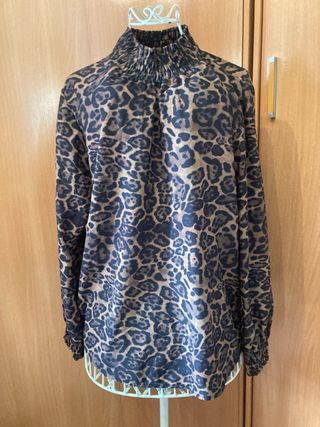 Blusa leopardo cuello alto talla única